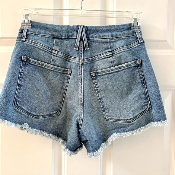 GOOD AMERICAN GOOD CURVE SHORT DISTRESSED DENIM size 4 cut offs - Picture 3 of 6